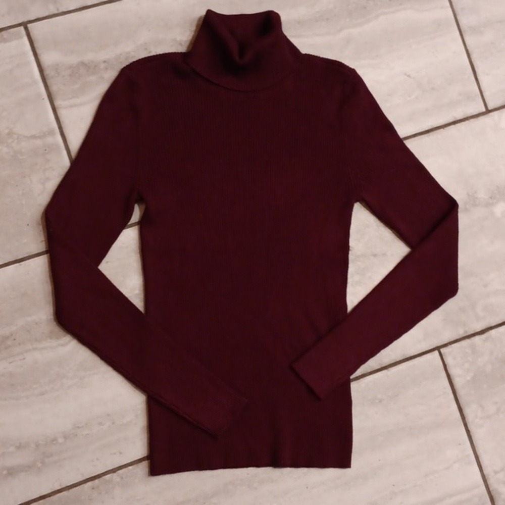 Nine west nwot BURGUNDY! turtle neck most comfortable material xs-small